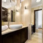 Elite Hamptons Old Town *