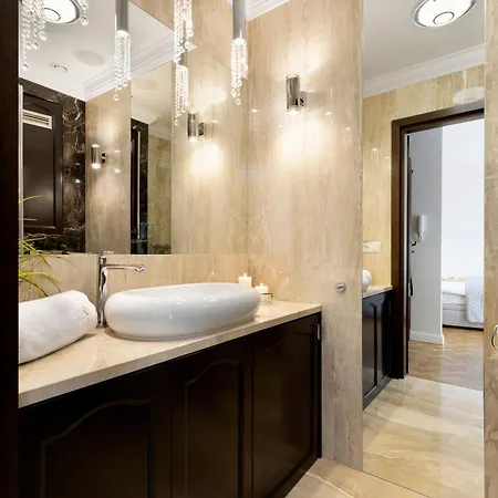 Elite Hamptons Old Town *