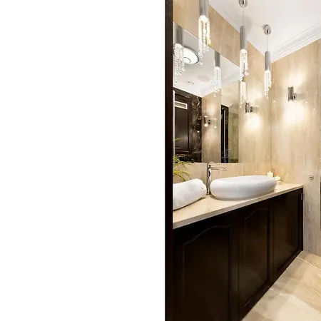 Elite Hamptons Old Town