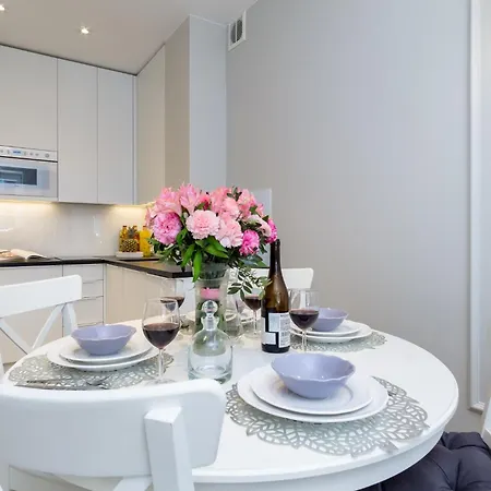 Elite Hamptons Old Town Apartment