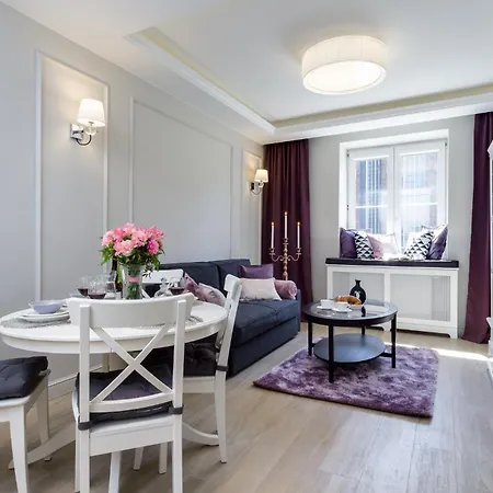 Elite Hamptons Old Town Apartment